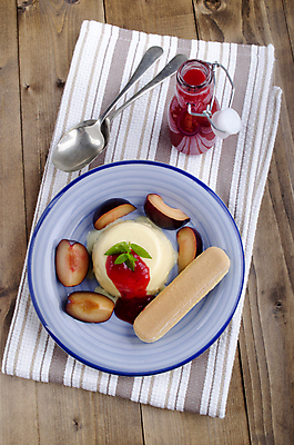 포토 JPG 해외이미지 음식 과일 디저트 건강 요리 사람없음 장식 빨간색 갈색 숟가락 이탈리아 흰색 대접 신선 달콤 맛 민트 자두 해외202004 해외포토 유럽 컬러 컨셉 수저 허브 파일형식 이미지허브