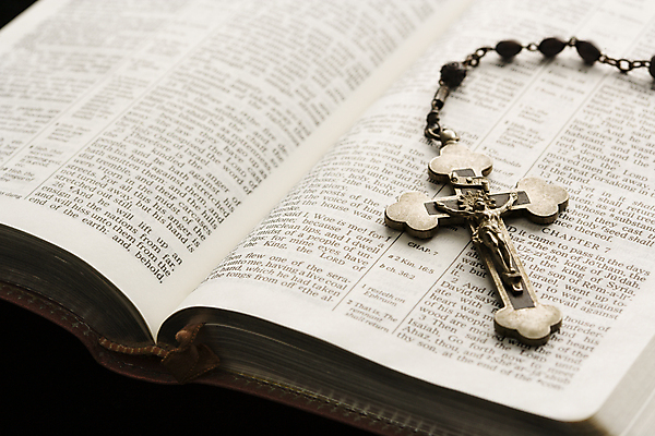 포토 JPG 해외이미지 아이콘 기독교 종교 십자가 텍스트 실내 사람없음 책 가로 세로 단어 믿음 금속 성경 천주교 기도 오픈 예수 심볼 통로 증거 신성 묵주 신앙심 정물화 해외202004 해외포토 문자 감정 종교용품 재질 내부 신_종교 그림 파일형식 이미지허브
