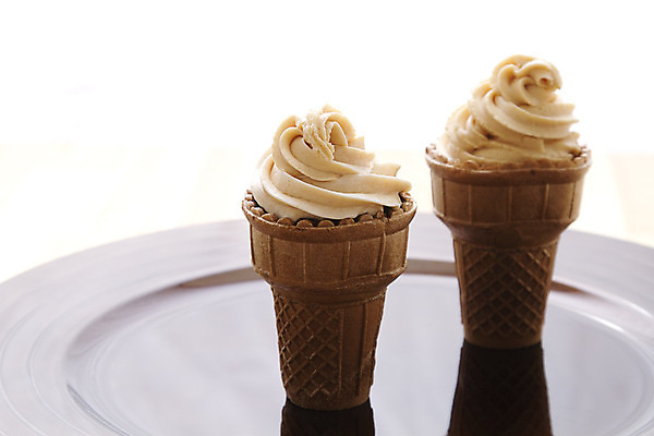 포토 JPG 해외이미지 행복 어린이 음식 휴가 아이스크림 디저트 사랑 요리 사람없음 장식 컵 파티 과자 케이크 초콜릿 얼음 빵집 미니어처 축하 대접 생일 달콤 맛 작음 설탕 컵케이크 다발 먹기 배고픔 칼로리 원뿔 충동구매 탄수화물 막 프로스팅 해외202004 해외포토 자연요소 도형 식기 기념일 감정 컨셉 모션 사람 이벤트 쇼핑 모형 상점 크기 제빵 과소비 파일형식 이미지허브