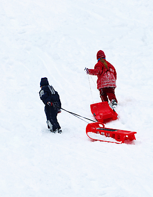 포토 JPG 해외이미지 계절 공원 딸 어린이 분홍색 포즈 크리스마스 겨울 가족 자국 모션 놀이 휴가 함께함 사람 사람없음 빨간색 걷기 추위 당기기 미끄럼틀 썰매 썰매타기 1월 돌봄 해외202004 해외포토 공공시설 기념일 컬러 컨셉 관계 전통놀이 날짜 놀이기구 파일형식 이미지허브