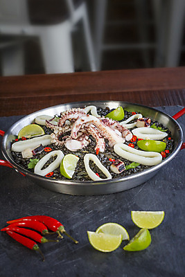 포토 JPG 해외이미지 접시 유럽 음식 조각 토마토 재료 방울토마토 밥 양파 치즈 연체동물 파슬리 건강 마늘 어류 요리 사람없음 초록색 식당 요리사 검은색 식사 저녁식사 이탈리아 샐러드 신선 체리 상추 지중해 먹기 해산물 오징어 홍합 문어 레시피 바질 리조또 핸드메이드 해외202004 해외포토 직업 식기 나라 바다 컬러 채소 과일 모션 어패류 유제품 무척추동물 상점 수중동물 파일형식 이미지허브