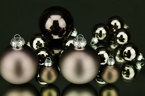 포토 JPG 해외이미지 크리스마스장식 크리스마스 검은배경 실내 사람없음 반사 장식볼 오브젝트 오너먼트 해외202004 해외포토 기념일 백그라운드 내부 장식 검은색 파일형식 이미지허브