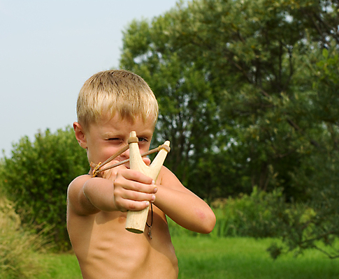 포토 JPG 해외이미지 백인 손 응시 얼굴 어린이 장난 자연 놀이 한명 사람 소년 야외 목재 초록색 흰색 표현 잡기 던지기 찡그림 손목시계 조준 팔 세대 혼자 해외202004 해외포토 서양인 나무 1 시선 남자 시계 컬러 재료 장신구 모션 표정 신체부위 생태계 파일형식 이미지허브