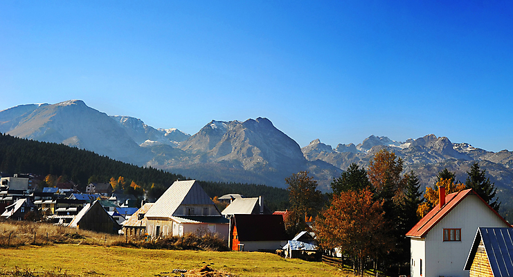 포토 JPG 해외이미지 나무 전통 외관 유럽 여행 농업 건축양식 창문 하늘 지붕 산 주택 파노라마 협상 풍경 사람없음 야외 건물 빨간색 초록색 파란색 도시풍경 햇빛 태양 여행객 마을 시골 도시 숲 언덕 장면 지역 타운 동쪽 몬테네그로 발칸반도 해외202004 해외포토 자연요소 식물 건축물 건축 나라 산업 컬러 비즈니스 촬영기법 사람 방향 파일형식 이미지허브