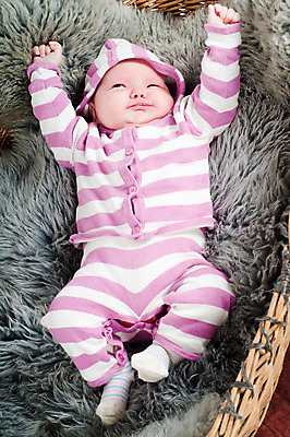 포토 JPG 해외이미지 백인 여자 딸 얼굴 한명 사람 흰색 아기 신생아 달콤 천진난만 해외202004 해외포토 서양인 1 컬러 컨셉 가족 신체부위 맛 파일형식 이미지허브