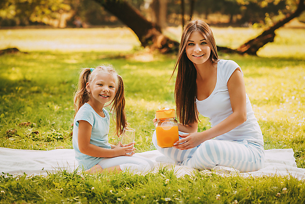 포토 JPG 해외이미지 응시 공원 딸 행복 어린이 가족 자연 엄마 휴식 사랑 앉기 두명 가로 햇빛 소풍 주스 봄 기쁨 마시기 오렌지주스 해외202004 해외포토 시선 계절 공공시설 감정 음료 컨셉 관계 모션 사람 태양 야외활동 과일주스 생태계 파일형식 이미지허브