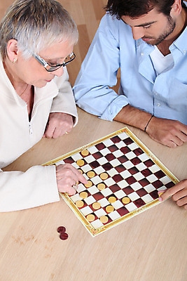 포토 JPG 해외이미지 백인 여자 남자 아들 중년 놀이 엄마 주택 사람 앉기 두명 갈색 어둠 회색 흰색 헬프 해외202004 해외포토 서양인 컬러 가족 모션 성인 건물 도움 파일형식 이미지허브