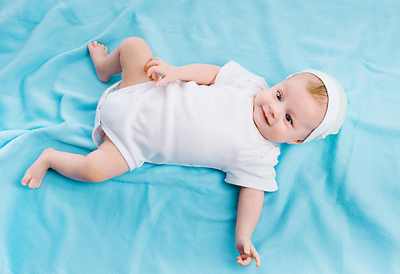 포토 JPG 해외이미지 백인 응시 여자 행복 한명 미소 사람 파란색 흰색 아기 신생아 달콤 담요 걸음마 천진난만 캡모자 해외202004 해외포토 서양인 모자_잡화 1 시선 감정 컬러 컨셉 모션 표정 맛 파일형식 이미지허브
