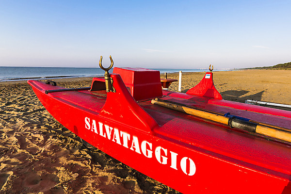 포토 JPG 해외이미지 계절 모래 바다 여행 놀이 하늘 휴가 경비 안전 사람없음 빨간색 물 여름 파란색 햇빛 여행객 일출 일몰 이탈리아 보트 구출 보호 안전요원 헬프 수평선 해외202004 해외포토 자연요소 유럽 컬러 컨셉 배_교통 사람 태양 노을 도움 파일형식 이미지허브