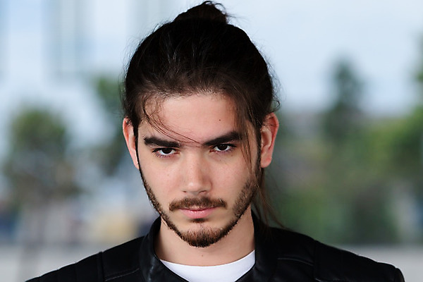 포토 JPG 해외이미지 백인 모델 1 라이프스타일 헤어스타일 응시 옷 남자 벽 포즈 백그라운드 셔츠 수염 거리 한명 서기 사람 성인 야외 유행 재킷 흰색 도시 비즈니스맨 자신감 옷입기 지역 길이 심각 스타일 힙스터 해외202004 해외포토 서양인 시선 패션 감정 컬러 컨셉 상의 비즈니스 모션 생활 외투 직장인 파일형식 이미지허브