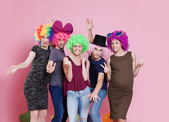 포토 JPG 해외이미지 여자 행복 분홍색 백그라운드 미소 사람 여러명 파티 유행 우정 임신 기쁨 축하 그룹 가발 해외202004 해외포토 감정 컬러 다수 컨셉 표정 이벤트 친구 파일형식 이미지허브