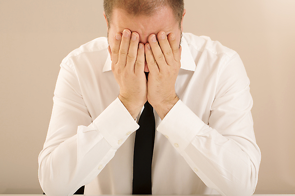 포토 JPG 해외이미지 백인 직업 1 라이프스타일 남자 셔츠 비즈니스 통신 모바일 노동자 스트레스 세포 실내 피곤 한명 사람 앉기 스마트폰 사무실 분노 흰색 표현 업무 비즈니스맨 좌절 전화기 책상 걱정 경영자 문제 긴장 경영 과로 과부하 우울증 트러블 해외202004 해외포토 서양인 감정 컬러 가구 컨셉 상의 모션 내부 생활 핸드폰 스마트기기 작업 직장인 질병 리더 파일형식 이미지허브