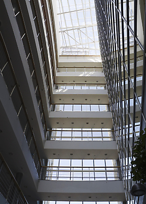 포토 JPG 해외이미지 디자인 공원 벽 패턴 곡선 비즈니스 건축양식 창문 유리 지붕 미래 새로움 바닥 실내 사람없음 건물 세로 빛 사무실 햇빛 반사 문 금속 고층빌딩 발코니 기둥 도시 복도 천장 각도 일반 대칭 철강 해외202004 해외포토 건축물 공공시설 건축 선 컨셉 무늬 재질 빌딩 내부 태양 파일형식 이미지허브