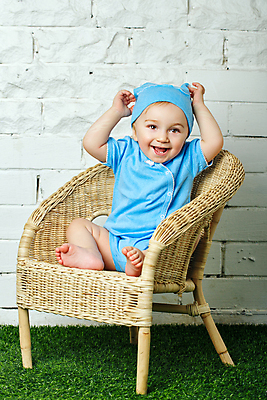 포토 JPG 해외이미지 전신 백인 남자 얼굴 의자 한명 미소 웃음 사람 앉기 앞모습 파란색 아기 안락의자 남자아기한명만 해외202004 해외포토 서양인 1 뷰포인트 컬러 가구 모션 표정 신체부위 남자한명만 남자아기만 파일형식 이미지허브