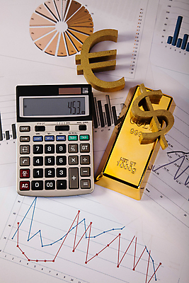 포토 JPG 해외이미지 그래프 실내 사람없음 금융 계산기 유로 황금 보고서 금괴 해외202004 해외포토 돈 문구용품 내부 경제 장비 파일형식 이미지허브