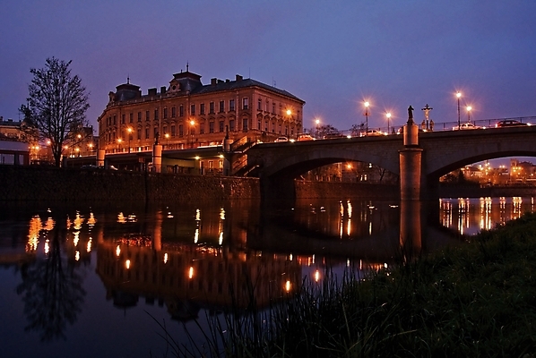 포토 JPG 해외이미지 외관 유럽 도로 여행 오렌지 건축양식 하늘 거리 주택 사람없음 건물 물 빛 강 컬러풀 반사 여행객 어둠 황혼 도시 도심 야간 저녁 작음 운하 장면 타운 빛망울 옛날 해외202004 해외포토 자연요소 건축물 건축 나라 길 컬러 과일 교통시설 사람 일몰 크기 파일형식 이미지허브