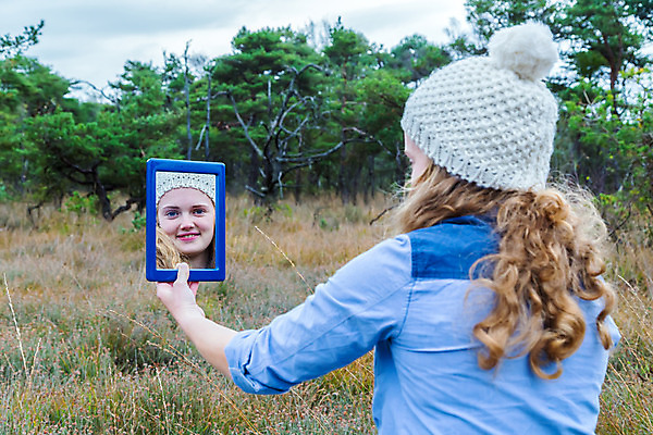 포토 JPG 해외이미지 웰빙 응시 여자 얼굴 어린이 자연 한명 사람 풍경 10대 파란색 금발 반사 머리 유행 귀여움 기쁨 거울 잡기 숲 셀프 캡모자 해외202004 해외포토 모자_잡화 1 헤어스타일 시선 감정 컬러 컨셉 모션 청소년 신체부위 생태계 파일형식 이미지허브