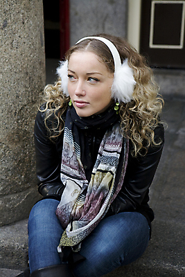 포토 JPG 해외이미지 생각 가방 한명 앉기 성인 야외 금발 기다림 배려 심각 해외202004 해외포토 1 헤어스타일 잡화 컨셉 모션 사람 파일형식 이미지허브