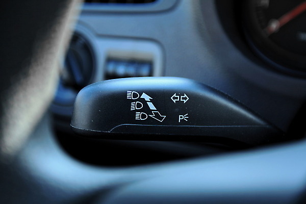 포토 JPG 해외이미지 이동 부분 교통시설 자동차 모바일 전등 실내 손잡이 사람없음 내부 세트 금속 검은색 막대기 지시 플라스틱 심볼 시스템 조이스틱 스위치 네비게이션 되감기 자동 제어 조작 충고 해외202004 해외포토 육상교통 컬러 교통 컨셉 모션 재질 조명 게임기 시설 파일형식 이미지허브