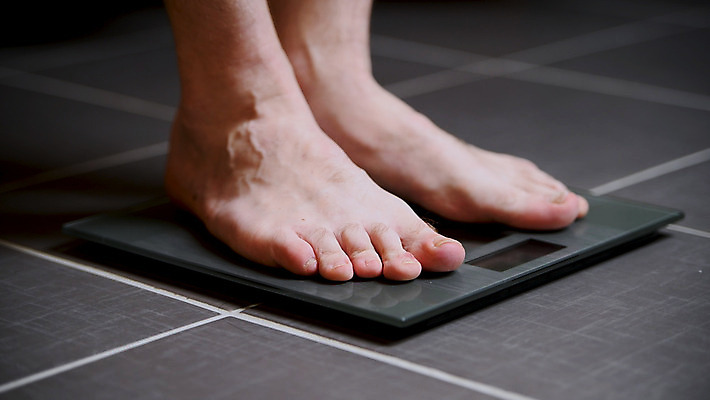 포토 JPG 해외이미지 백인 라이프스타일 백그라운드 신체 다이어트 맨발 발 바닥 주택 실내 건강 서기 사람 사람없음 내부 가로 운동 약 욕실 기구 닫기 몸무게 먹기 비만 날씬함 측정 눈금 덩어리 양발 적자 제어 해외202004 해외포토 서양인 의학 모션 건물 생활 신체부위 몸매 파일형식 이미지허브