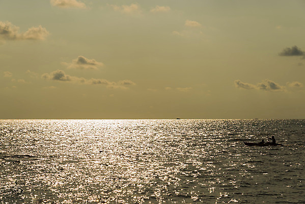 포토 JPG 해외이미지 라이프스타일 실루엣 아시아 스포츠 바다 섬 여행 태국 자연 하늘 낚시 휴가 사람 사람없음 물 여름 파란색 빛 태양 보트 야간 카약 해외202004 해외포토 자연요소 계절 나라 컬러 배_교통 레저 촬영기법 생활 수상스포츠 생태계 파일형식 이미지허브