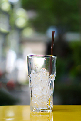 포토 JPG 해외이미지 음료 백그라운드 사람없음 물 냉동 얼음 투명 액체 플라스틱 큐브 오브젝트 튜브 고체 해외202004 해외포토 자연요소 재질 파일형식 이미지허브