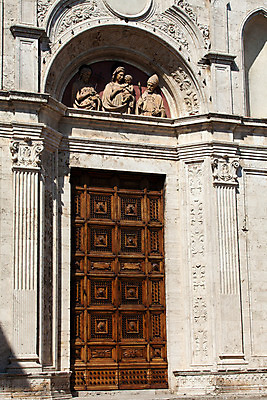 포토 JPG 해외이미지 건축양식 사람없음 목재 장식 교회 문 이탈리아 성자 안심 정문 토스카나 해외202004 해외포토 나무 건축 유럽 종교 재료 종교건축 육류 건물 파일형식 이미지허브