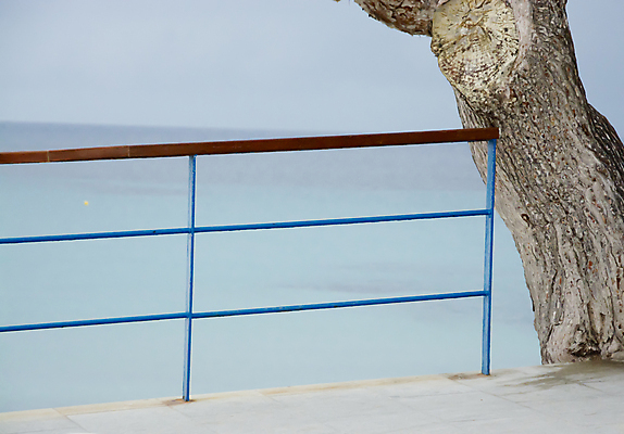 포토 JPG 해외이미지 디자인 바다 섬 자연 미술 풍경 사람없음 야외 목재 장식 물 파란색 울타리 컬러풀 평화 금속 페인트 회색 그리기 스페인 가장자리 지중해 묘사 장면 나무껍질 터키석 파스텔톤 수평선 해외202004 해외포토 자연요소 나무 유럽 컬러 컨셉 재료 모션 재질 문화예술 담장 껍질 둘레 보석 생태계 파일형식 이미지허브