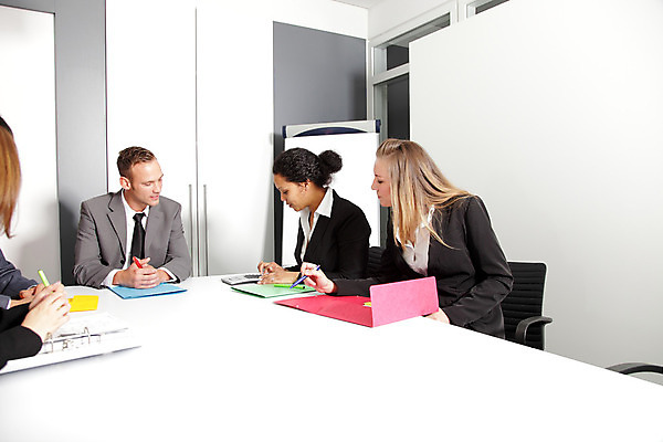 포토 JPG 해외이미지 여자 남자 비즈니스 통신 탁자 회의 협력 직장 함께함 대화 사람 여러명 사무실 업무 작업 비즈니스맨 그룹 대표 토론 분석 동료 경영자 다민족 경영 심각 콜라보레이션 브레인스토밍 해외202004 해외포토 가구 다수 컨셉 회사 관계 말하기 직장인 리더 파일형식 이미지허브