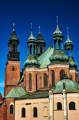 포토 JPG 해외이미지 유럽 종교 벽 십자가 건축양식 하늘 지붕 벽돌 사람없음 건물 조각상 성당 교회 탑 도시 스테인드글라스 종탑 폴란드 고딕 해외202004 해외포토 건축물 건축 나라 종교건축 유리 조형물 파일형식 이미지허브