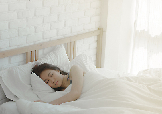 포토 JPG 해외이미지 손 여자 행복 베개 호텔 아침 휴식 주택 실내 따뜻함 사랑 한명 동양인 빛 평화 어둠 꿈 방 터치 추위 흰색 침대 신선 잠 최고 야간 시원함 담요 걱정 낮잠 부드러움 취침시간 해외202004 해외포토 주간 자연요소 1 감정 컬러 가구 컨셉 침구 숙소 사람 인종 내부 건물 신체부위 감각 파일형식 이미지허브