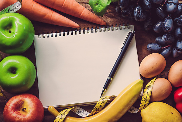 포토 JPG 해외이미지 라이프스타일 접시 종이 음식 백그라운드 컨셉 잎 다이어트 토마토 오렌지 탁자 호박 양파 파프리카 아이디어 건강 사람없음 빨간색 초록색 연필 펜 다이어리 검은색 공책 샐러드 흰색 기구 신선 잡지 계획 사과 몸무게 상추 먹기 칼로리 점심식사 단백질 제어 채식주의자 총각무 해외202004 해외포토 식물 식기 컬러 가구 채소 과일 모션 문구용품 학용품 생활 간행물 필기구 사무용품 식사 무 채식 영양소 파일형식 이미지허브