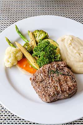 포토 JPG 해외이미지 음식 토마토 채소 부분 감자 파슬리 육류 스테이크 요리 사람없음 식사 저녁식사 당근 운전 소고기 매트 양념 맛 그릴 굽기 먹기 허브 허리 메뉴 서빙 성분 점심식사 등심 해외202004 해외포토 식물 컨셉 식재료 모션 주방용품 뿌리채소 서양음식 신체부위 구이 파일형식 이미지허브