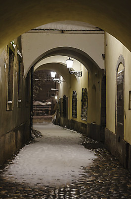 포토 JPG 해외이미지 외관 겨울 창문 거리 사람없음 건물 빛 어둠 야간 작음 아치 멀리 옛날 해외202004 해외포토 자연요소 건축물 계절 크기 파일형식 이미지허브