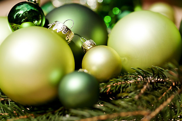 포토 JPG 해외이미지 크리스마스장식 크리스마스 실내 사람없음 아웃포커스 초록색 장식볼 소프트포커스 오브젝트 오너먼트 해외202004 해외포토 기념일 컬러 촬영기법 내부 장식 파일형식 이미지허브