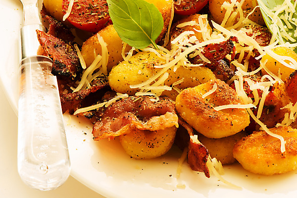 포토 JPG 해외이미지 전통 접시 음식 포크 잎 다이어트 토마토 채소 치즈 감자 파스타 요리 사람없음 목재 식사 저녁식사 이탈리아 흰색 신선 맛 지중해 허브 국수 준비 냅킨 베이컨 바질 점심식사 숙성 오레가노 핸드메이드 해외202004 해외포토 나무 식물 식기 유럽 바다 컬러 컨셉 재료 유제품 서양음식 건강 돼지고기 면류 파일형식 이미지허브