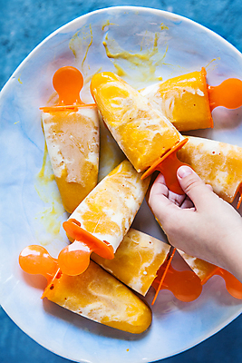 포토 JPG 해외이미지 손 오렌지 아이스크림 신체부위 주황색 시원함 막대아이스크림 해외202004 해외포토 컬러 과일 디저트 사람 파일형식 이미지허브