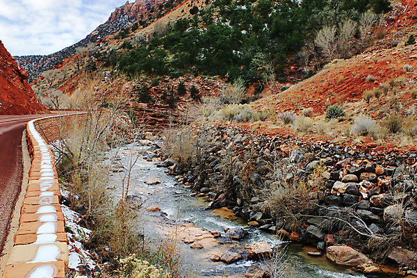 포토 JPG 해외이미지 나무 구름 응시 공원 도로 여행 하늘 산 국립공원 풍경 사람없음 빨간색 파란색 강 세트 세계 태양 골짜기 일몰 새벽 하이킹 운전 사막 구멍 개울 좁은 먼지 루트 시온산 자동 전국 착륙 하이커 해외202004 해외포토 자연요소 식물 시선 공공시설 길 컬러 교통시설 모션 자연 레저 노을 파일형식 이미지허브