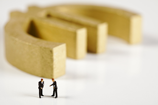 포토 JPG 해외이미지 회의 실내 대화 협상 사람없음 금융 유로 비즈니스맨 토론 흰배경 외화 금융비즈니스 인물미니어처 해외202004 해외포토 남자 백그라운드 돈 비즈니스 말하기 내부 경제 미니어처 흰색 직장인 파일형식 이미지허브