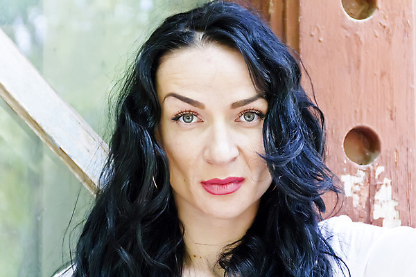 포토 JPG 해외이미지 백인 모델 1 헤어스타일 여자 행복 유럽 분홍색 생각 갈색머리 한명 웃음 가로 세로 초록색 파란색 갈색 유행 검은색 분노 흰색 표현 나쁜 심각 해외202004 해외포토 서양인 감정 나라 컬러 컨셉 표정 사람 파일형식 이미지허브