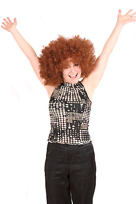 포토 JPG 해외이미지 백인 헤어스타일 여자 행복 유럽 무기 얼굴 한명 웃음 표현 파마 유머 가발 빨간머리 해외202004 해외포토 서양인 1 감정 나라 표정 사람 신체부위 파일형식 이미지허브