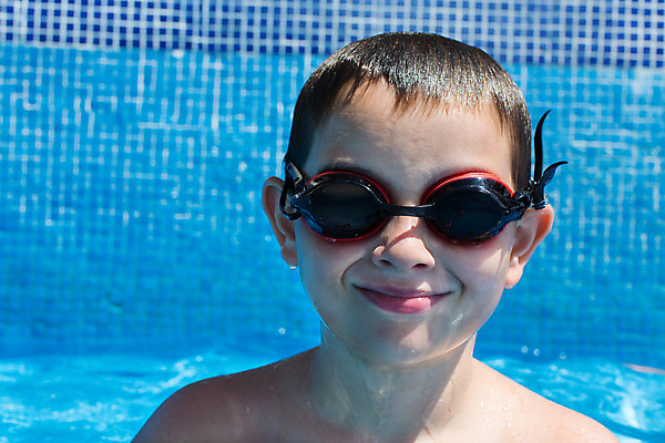 포토 JPG 해외이미지 라이프스타일 남자 어린이 놀이 휴가 고글 수영장 건강 한명 웃음 사람 소년 취미 야외 물 파란색 수영 기쁨 자유 자신감 작음 시원함 해외202004 해외포토 자연요소 1 감정 컬러 컨셉 표정 생활 수상스포츠 크기 파일형식 이미지허브
