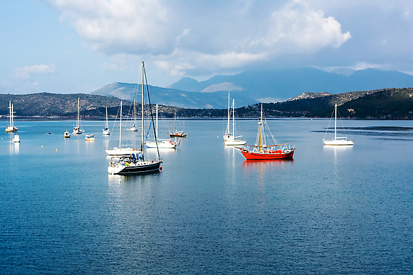 포토 JPG 해외이미지 구름 유럽 바다 여행 요트 교통시설 하늘 휴가 산 항해 풍경 사람없음 물 여름 파란색 반사 여행객 항구 흰색 만 보트 지중해 그리스 휴양지 함선 포트 스카이라인 돛대 해외202004 해외포토 자연요소 계절 나라 컬러 교통 배_교통 사람 장소 시설 파일형식 이미지허브