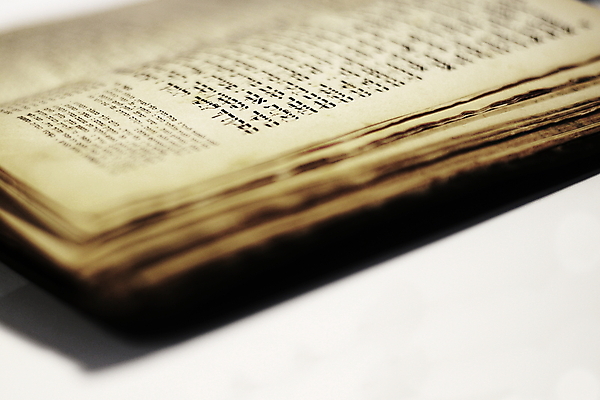 포토 JPG 해외이미지 전통 알파벳 교육 종교 종이 문화 백그라운드 텍스트 사람없음 책 독서 성경 골동품 흰색 기도 영혼 역사 두루마리 심볼 복고 문학 증거 페이지 신성 유대인 대본 신앙심 예루살렘 옛날 유태교 이스라엘 해외202004 해외포토 영어 컬러 종교용품 서아시아 파일형식 이미지허브