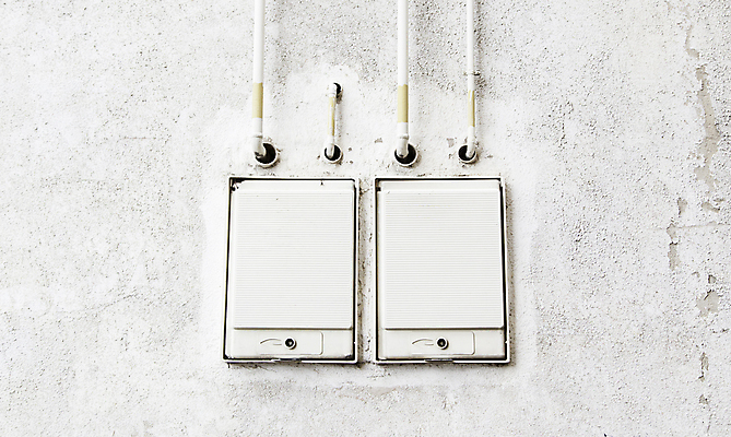 포토 JPG 해외이미지 산업 선 벽 백그라운드 비즈니스 주택 안전 사람없음 야외 건물 상자 금속 힘 방 장비 회색 에너지 흰색 업무 판넬 위험 순환 상업 가스 시스템 봉 스위치 계량기 고립 분배 설치 옛날 전압 제어 공급 해외202004 해외포토 건축물 컬러 컨셉 모션 재질 작업 파일형식 이미지허브