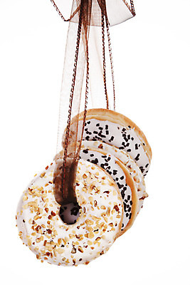 포토 JPG 해외이미지 스튜디오촬영 리본 음식 디저트 패스트푸드 매달리기 요리 사람없음 컬러풀 갈색 케이크 흰색 원형 도넛 달콤 맛 아침식사 정크푸드 혼합 수집 칼로리 고립 페스츄리 해로움 해외202004 해외포토 도형 빵 컬러 컨셉 모션 실내 식사 인스턴트 파일형식 이미지허브