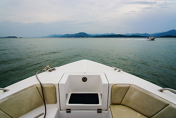 포토 JPG 해외이미지 구름 라이프스타일 아시아 바다 여행 백그라운드 태국 자연 하늘 휴가 산 풍경 사람없음 초록색 물 여름 파란색 강 흰색 보트 해외202004 해외포토 자연요소 계절 나라 컬러 배_교통 생활 생태계 파일형식 이미지허브