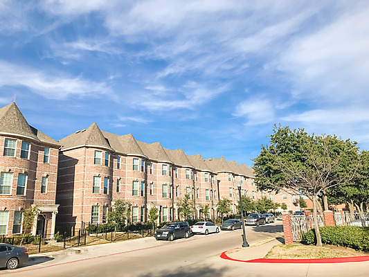 포토 JPG 해외이미지 구름 외관 하늘 벽돌 새로움 거리 아파트 주택 사람없음 건물 파란색 미국 블록 발코니 도시 재산 고급 투자 커뮤니티 타운 연립주택 리빙 이웃 대여 개발 교외 다락방 복잡 줄서기 진짜 텍사스 해외202004 해외포토 자연요소 건축물 컬러 컨셉 북아메리카 비즈니스 모션 금융 파일형식 이미지허브