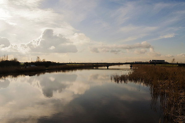 포토 JPG 해외이미지 도로 교통시설 자연 지팡이 사람없음 물 반사 운전 운하 짐차 방앗간 보호구역 채널 해외202004 해외포토 자연요소 길 교통 모션 자동차 시설 생태계 구역 파일형식 이미지허브