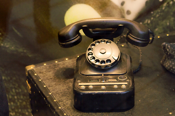 포토 JPG 해외이미지 줄 통신 모바일 세포 대화 사람없음 스마트폰 검은색 골동품 기구 연결 전화기 향수 속도 부름 통화 다이얼 편리함 소통 구식 옛날 중고 해외202004 해외포토 컬러 컨셉 모션 말하기 핸드폰 스마트기기 화장품 파일형식 이미지허브